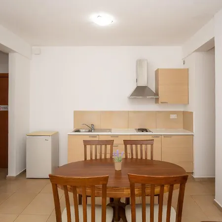 Szálloda Flora 2*