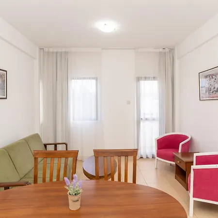 Ξενοδοχείο Flora 2*